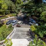 Da questa stanza possiamo infine accedere al balcone in pietra, dal quale possiamo avere una visuale completa del rigoglioso giardino che circonda Villa Sbis�